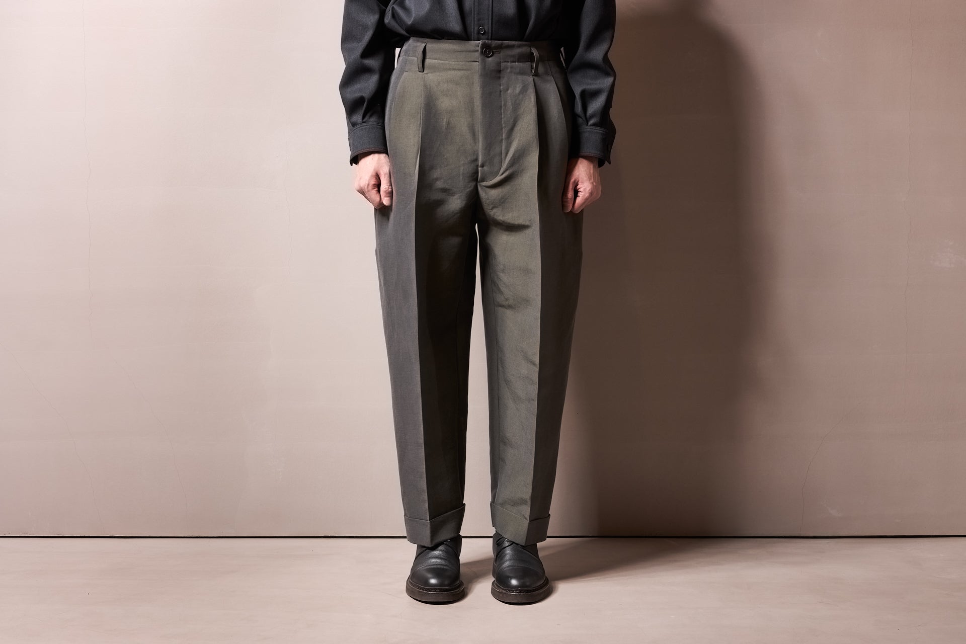 26265-sico/シルクコットンクロス・ツータックワイドパンツ -khaki – 山内