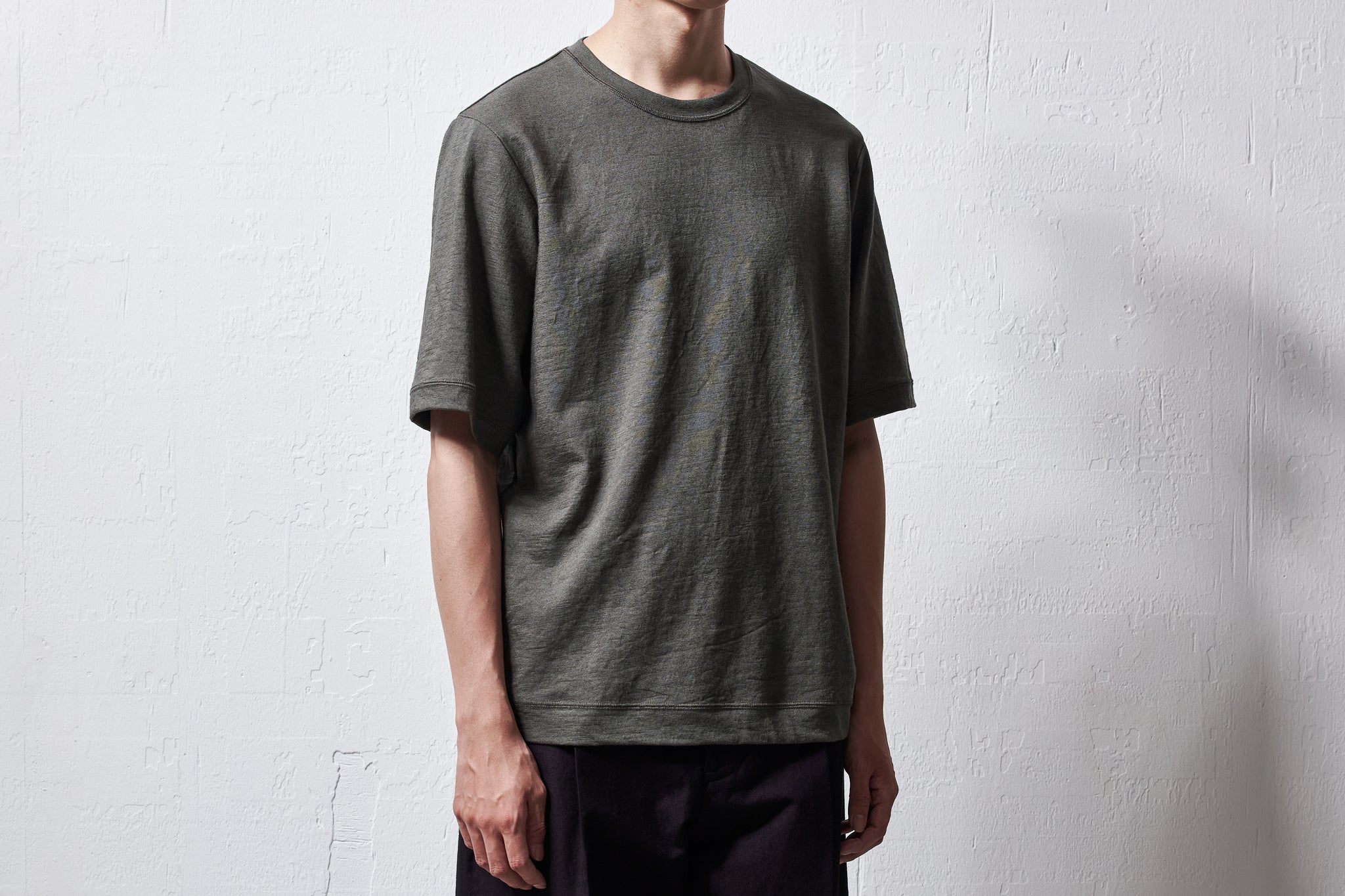 山内 塩縮加工リネンニットTシャツ チャコールグリーン サイズ4 山内 塩縮加工リネンニットTシャツ チャコールグリーン サイズ4