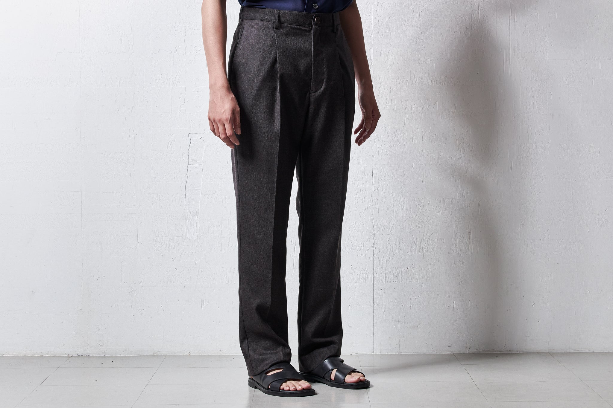 Ttk【新品未使用品】山内 ウールメッシュクロススラックス 山内 / ウールメッシュクロス・ワンタックスラックス 洗い加工