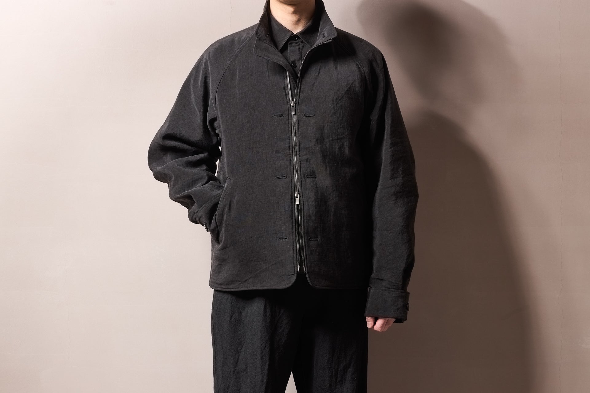 26222 / ビンテージシルクリネン・中綿ジップジャケット -khaki – 山内
