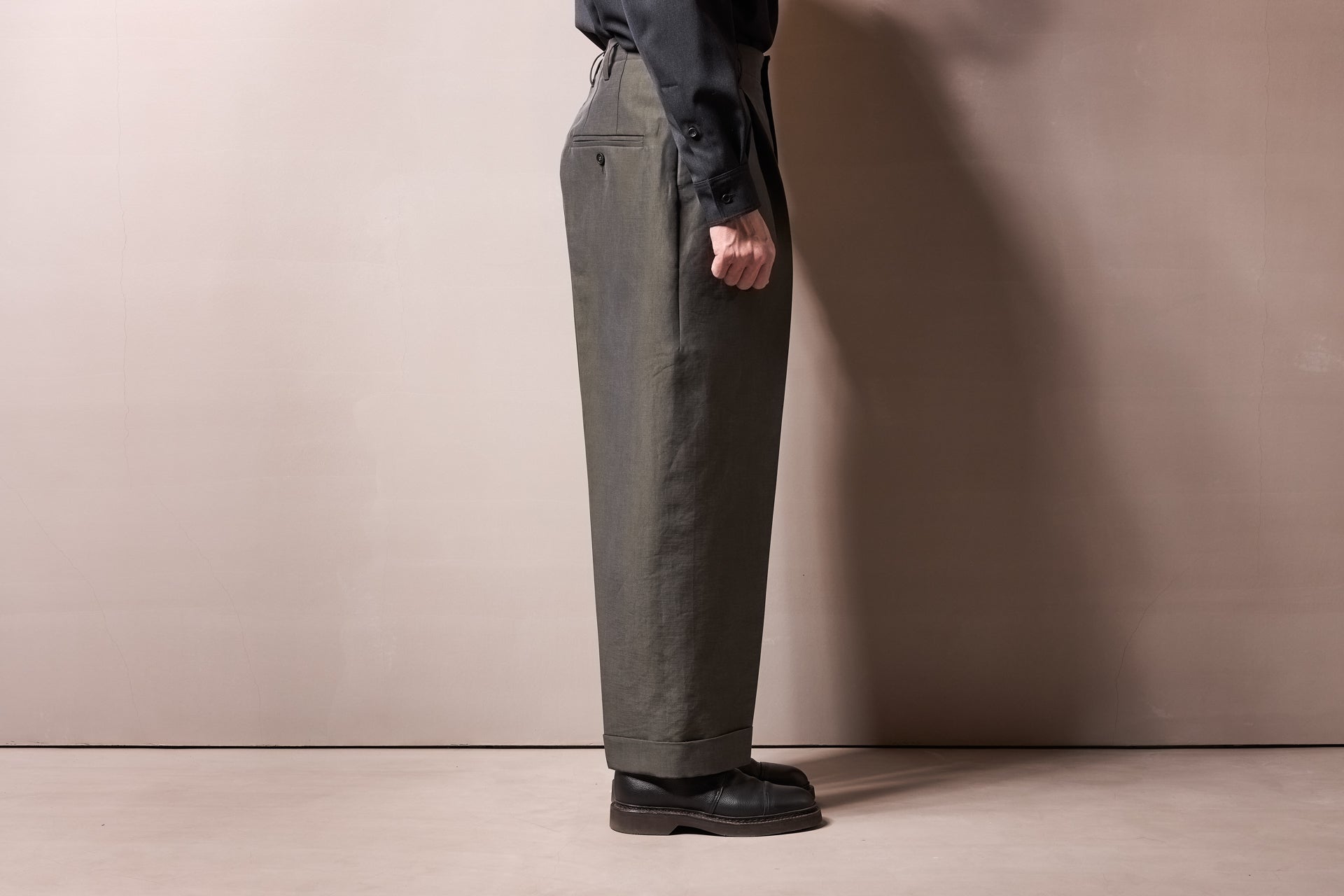 26265-sico/シルクコットンクロス・ツータックワイドパンツ -khaki – 山内